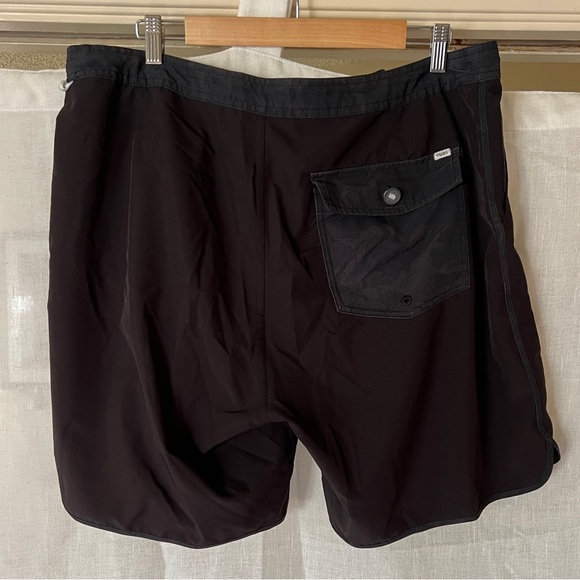 Vuori Cruise Boardshort - Size 36 - Picture 3 of 10